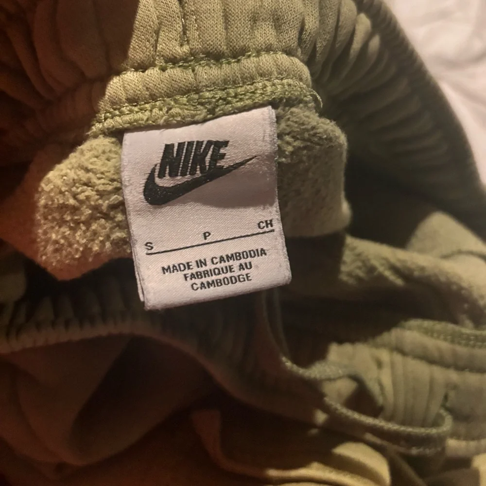 Nike Men's Green Cargo Joggers - Picture 5 of 5